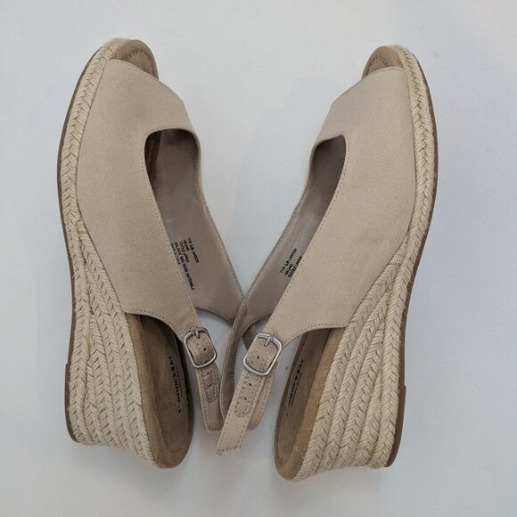 St. John's Bay Shoes - St. Johns Bay Tan Wedge Sandals, Sz 11